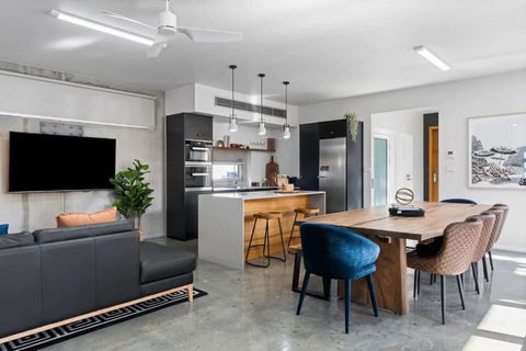 Exquisite Beachside Mansion - Newcastle Accommodation 0