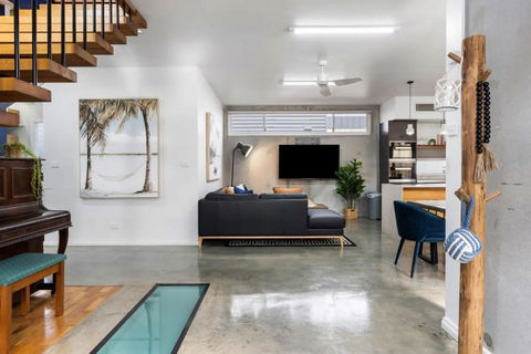 Exquisite Beachside Mansion - Newcastle Accommodation 4