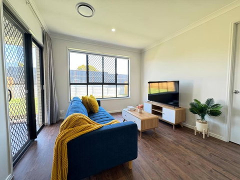 Family-Friendly Getaway In Heathwood - Newcastle Accommodation 0