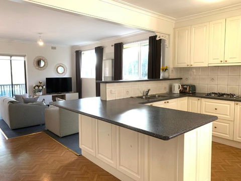 Family Home In Prime Location Melbourne - Newcastle Accommodation 4