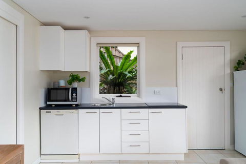 Gull Cottage By Beach Stays - Newcastle Accommodation 4