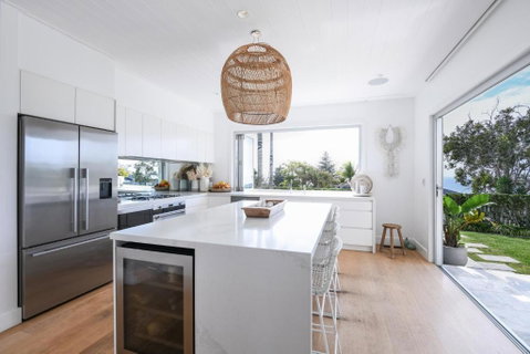 Hamptons Style Warriewood Beachhouse - Newcastle Accommodation 3