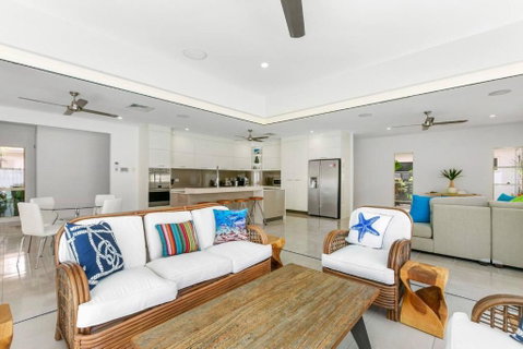 Harbour Drive Luxury In Bluewater Estate - Newcastle Accommodation 2