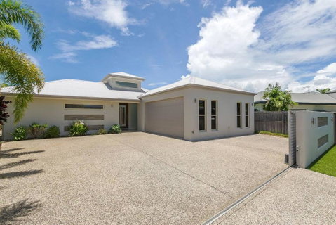 Harbour Drive Luxury In Bluewater Estate - Newcastle Accommodation 3