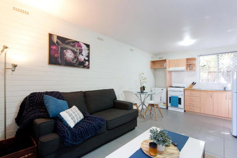 Hensman 5 - 1BRM Unit With Courtyard & Parking - Newcastle Accommodation 0