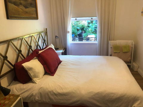 Historic Secluded Garden Cottage - New Castle Tourism 1
