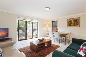 Honeysuckle Townhouses - 10/62 with Newcastle Accommodation