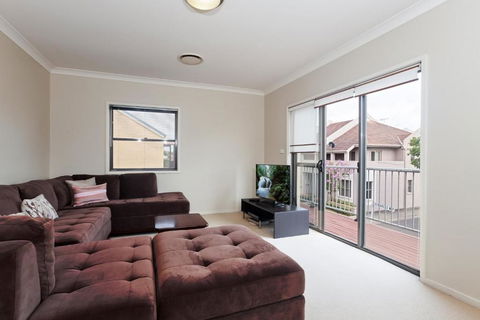 Honeysuckle Townhouses - 10/62 - Newcastle Accommodation 2