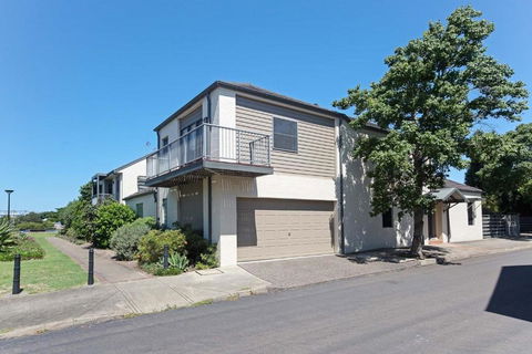 Honeysuckle Townhouses - 10/62 - Newcastle Accommodation 3