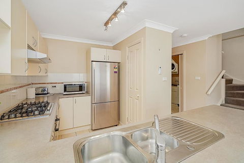 Honeysuckle Townhouses - Seafarers - Newcastle Accommodation 3