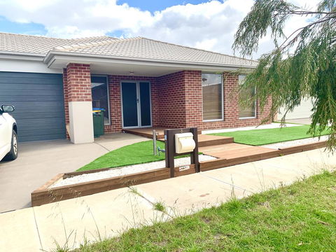 AHA Family Holiday House With Huge Backyard - Newcastle Accommodation 2
