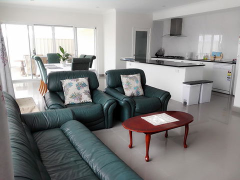 Alkimos Beach Retreat - New Castle Tourism 0