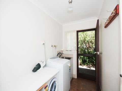 All Decked Out - Pet Friendly - Newcastle Accommodation 2