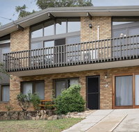 Alpine House - Views over Lake Jindabyne and the Snowy Mountains - Newcastle Accommodation