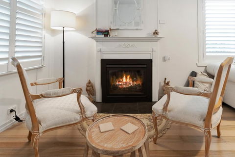 Amber Cottage, Luxury Seaside Retreat With Outdoor Spa! - Newcastle Accommodation 3