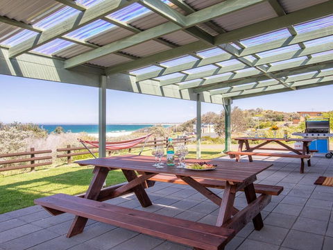 Antonio's Paradise - Spectacular Views Over Warrain Beach - New Castle Tourism 0