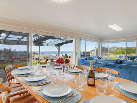 Antonio's Paradise - Spectacular Views Over Warrain Beach - New Castle Tourism 3