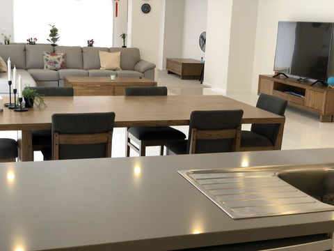 Apple House Upper Point Cook - Newcastle Accommodation 2