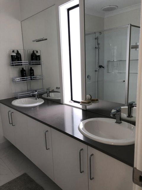 Apple House Upper Point Cook - Newcastle Accommodation 3