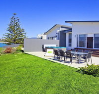 Aqua - views over jones beach - Newcastle Accommodation