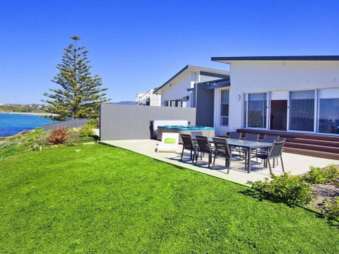 Aqua - Views Over Jones Beach - Newcastle Accommodation 0
