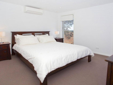 Aqua - Views Over Jones Beach - Newcastle Accommodation 2