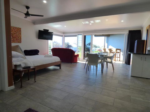 ArtHOUSE Beachfront Accommodation - New Castle Tourism 3