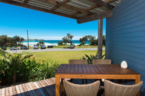 ArtHOUSE Beachfront Accommodation - New Castle Tourism 0