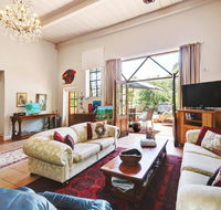 Arty Warehouse Apartment - stroll to South beach - New Castle Tourism