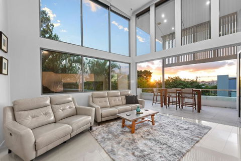 Luxurious Living - 3Bed-3Bath-1Car-Pool - Balmoral - New Castle Tourism 0