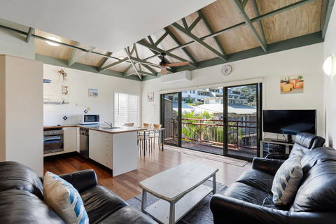 MAIN STAY - 100m To Patrolled Beach, Pool, Wifi, Close To Cafes - Newcastle Accommodation 0