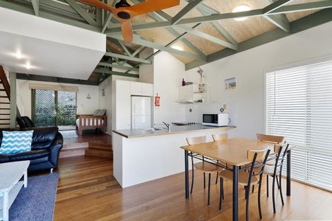 MAIN STAY - 100m To Patrolled Beach, Pool, Wifi, Close To Cafes - Newcastle Accommodation 3