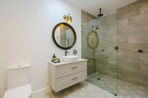 MAIN STREET RETREAT - King BRs, Comp Minibar, Breakfast Prov, Fireplaces - Newcastle Accommodation 2