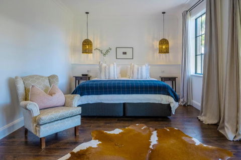 MAIN STREET RETREAT - King BRs, Comp Minibar, Breakfast Prov, Fireplaces - Newcastle Accommodation 0