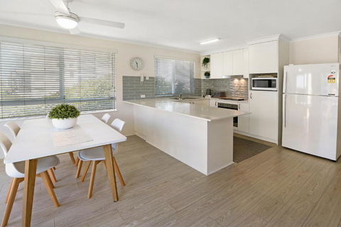 MAINSAIL8- MOOLOOLABA BEACH - Newcastle Accommodation 0
