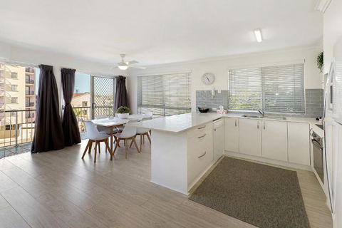 MAINSAIL8- MOOLOOLABA BEACH - Newcastle Accommodation 2