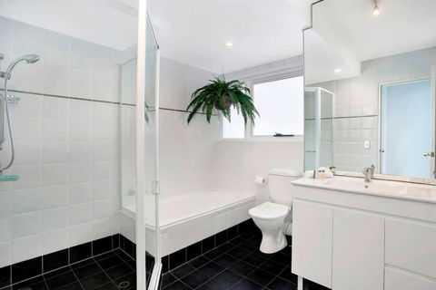 MAN29 - Beautiful 2 BR Apartment Manly Wharf Views - Newcastle Accommodation 3