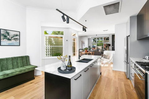 MANHATTAN STYLE 3 STORY LUXURY IN ST PETERS - Newcastle Accommodation 0