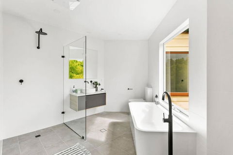 MANHATTAN STYLE 3 STORY LUXURY IN ST PETERS - Newcastle Accommodation 3