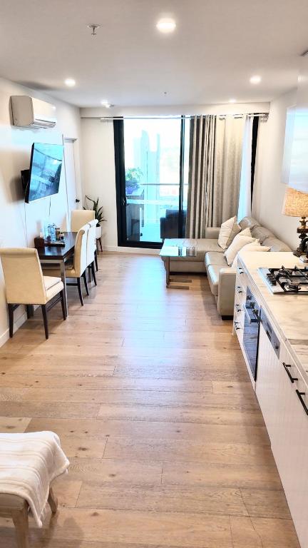 M-city Shopping Center Apartment - Executive Twin King Ensuites - Fully Equipped - Free Parking, Fast Wifi, Smart TV, Netflix, Complementary Drinks & Amenities - Clayton 3168 - Newcastle Accommodation 3