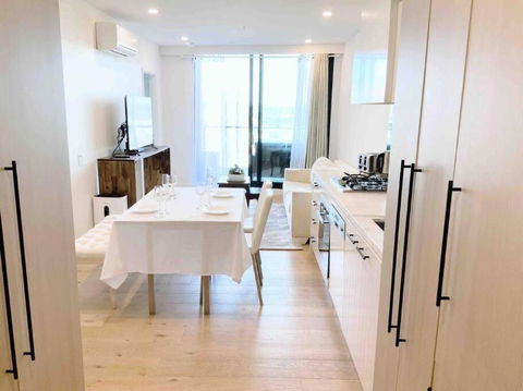 M-city Shopping Center Apartment - Executive Twin King Ensuites - Fully Equipped - Free Parking, Fast Wifi, Smart TV, Netflix, Complementary Drinks & Amenities - Clayton 3168 - Newcastle Accommodation 0