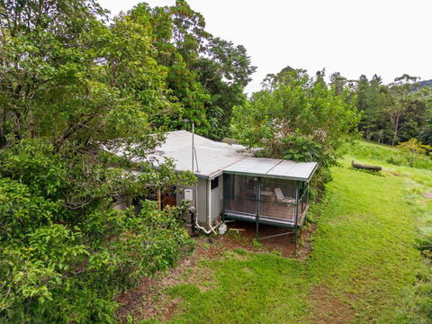 Mena Creek Flower House - New Castle Tourism 3