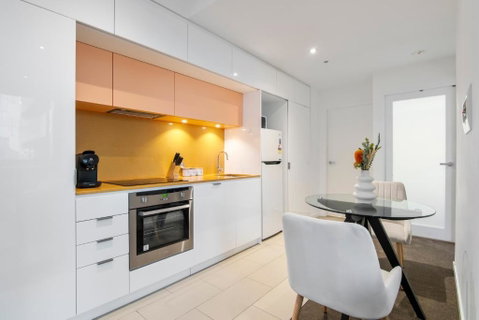 Modern 2BR Apt W City Views, Balcony & Wi-Fi - Newcastle Accommodation 1