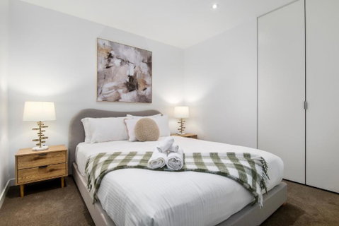 Modern 2BR Apt W City Views, Balcony & Wi-Fi - Newcastle Accommodation 3
