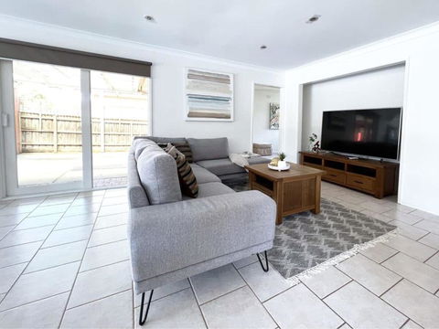 Modern And Elegant House With Swimming Pool - Newcastle Accommodation 0