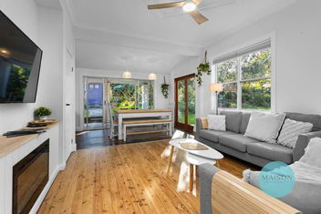 Modern Character Filled Cottage with Newcastle Accommodation