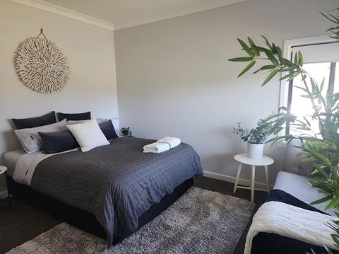 Modern Cottage Near Morwell CBD, Queen Beds, Netflix & Free Wifi - Newcastle Accommodation 3