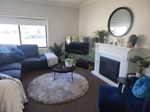 Modern Cottage Near Morwell CBD, Queen Beds, Netflix & Free Wifi - Newcastle Accommodation 1