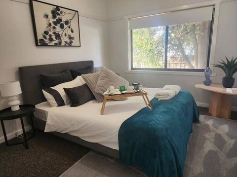 Modern Cottage Near Morwell CBD, Queen Beds, Netflix & Free Wifi - Newcastle Accommodation 0