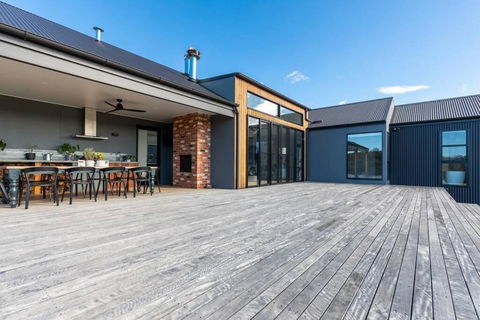 Modern Farmhouse - New Castle Tourism 0